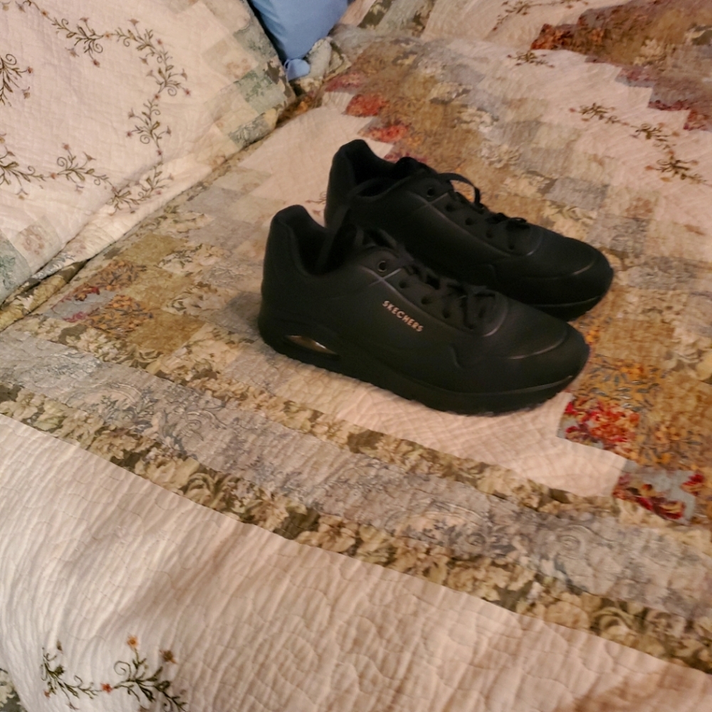 Skechers tennis shoes, size 9